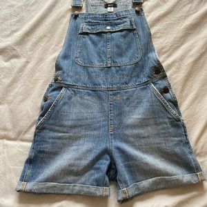 Urban outfitters BDG denim overall shorts ✨